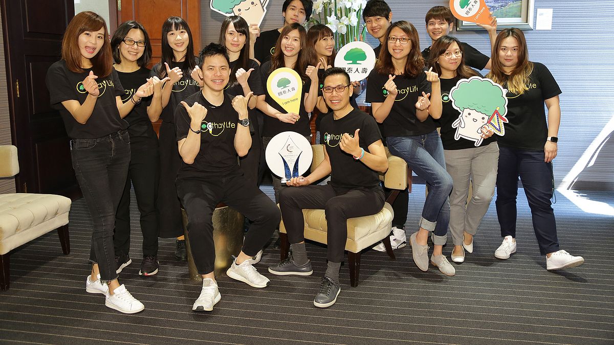 國泰人壽數位發展部協理林秉毅(右前)率領團隊,獲得CELENT國際保險【Innovation Execution】獎項肯定。(圖/國泰人壽提供) 國泰人壽數位發展部協理林秉毅(右前)率領團隊,獲得CELENT國際保險【Innovation Execution】獎項肯定。(圖/國泰人壽提供)