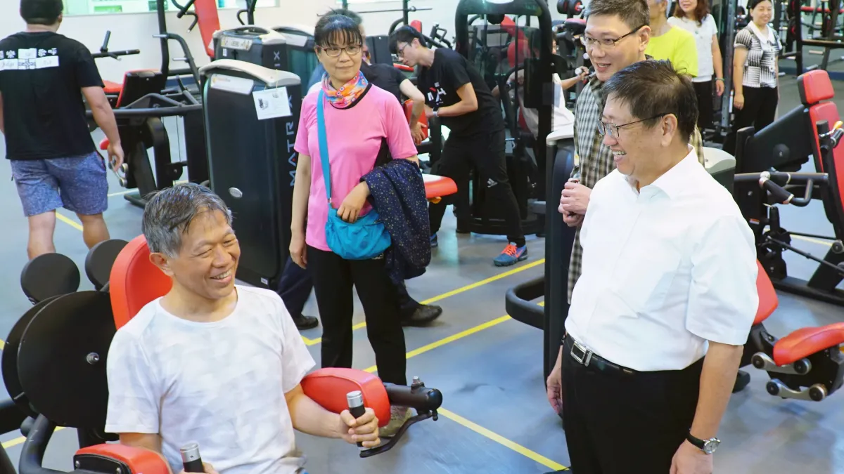 新竹縣長楊文科(右)與前往竹北國運中心運動的民眾寒暄。(圖/新竹縣政府提供)