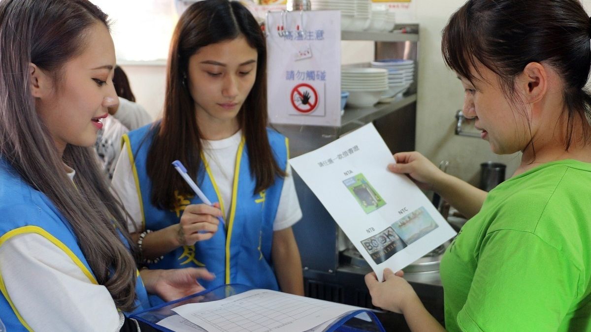 新北市圖推廣閱讀風氣 科大生掃街幫商家辦證 新北市圖推廣閱讀風氣 科大生掃街幫商家辦證