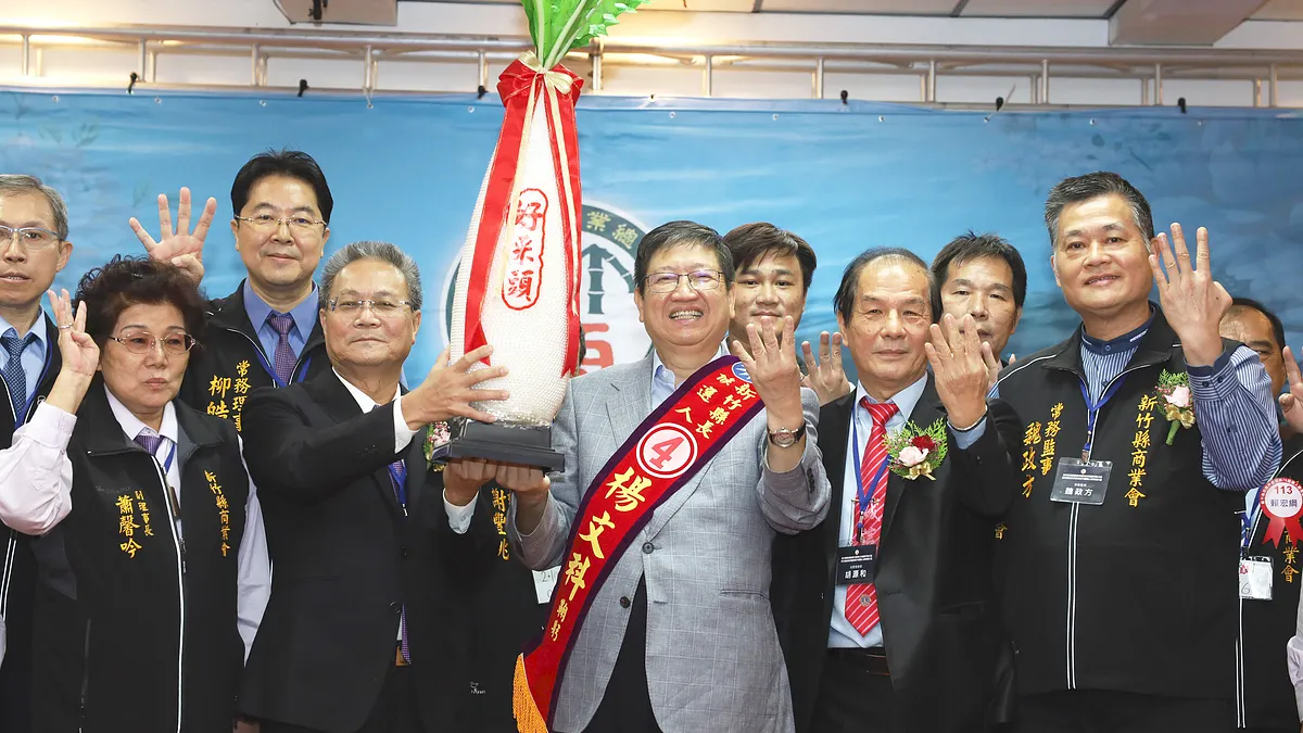 新竹縣商業會後援會致贈好彩頭,力挺楊文科再做4年。(圖/楊文科競選總部提供) 新竹縣商業會後援會致贈好彩頭,力挺楊文科再做4年。(圖/楊文科競選總部提供)