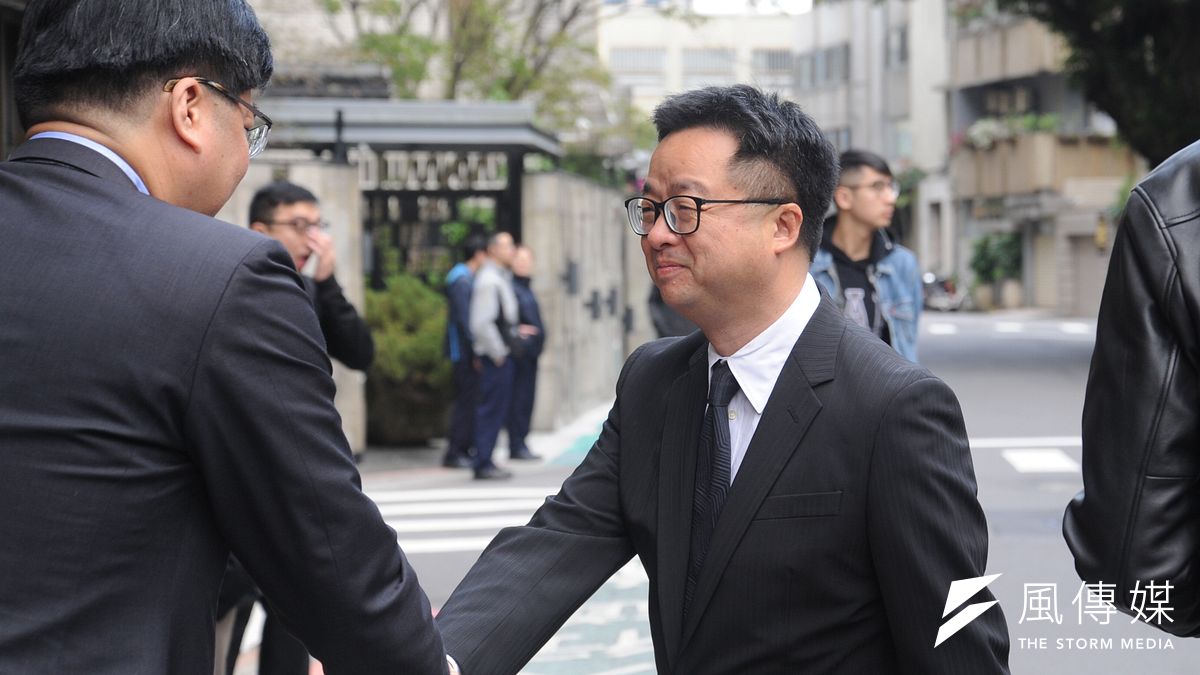 民進黨秘書長羅文嘉28日上午出席義光教會追思禮拜,呼籲民眾集中支持黨內台南立委補選候選人郭國文。(甘岱民攝) 民進黨秘書長羅文嘉28日上午出席義光教會追思禮拜,呼籲民眾集中支持黨內台南立委補選候選人郭國文。(甘岱民攝)