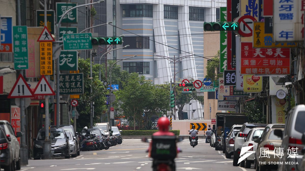 台灣自5月中旬爆發大規模本土疫情,全台進入三級警戒,當時街道人車稀少,僅剩零星外送員。(資料照,顏麟宇攝) 台灣自5月中旬爆發大規模本土疫情,全台進入三級警戒,當時街道人車稀少,僅剩零星外送員。(資料照,顏麟宇攝)
