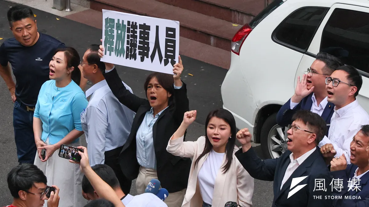立法院內政委員會4日審查《公職人員選罷法》部分條文修正草案,國民黨立委高舉「釋放議事人員」標語告知二樓民進黨立委散會了。(顏麟宇攝)