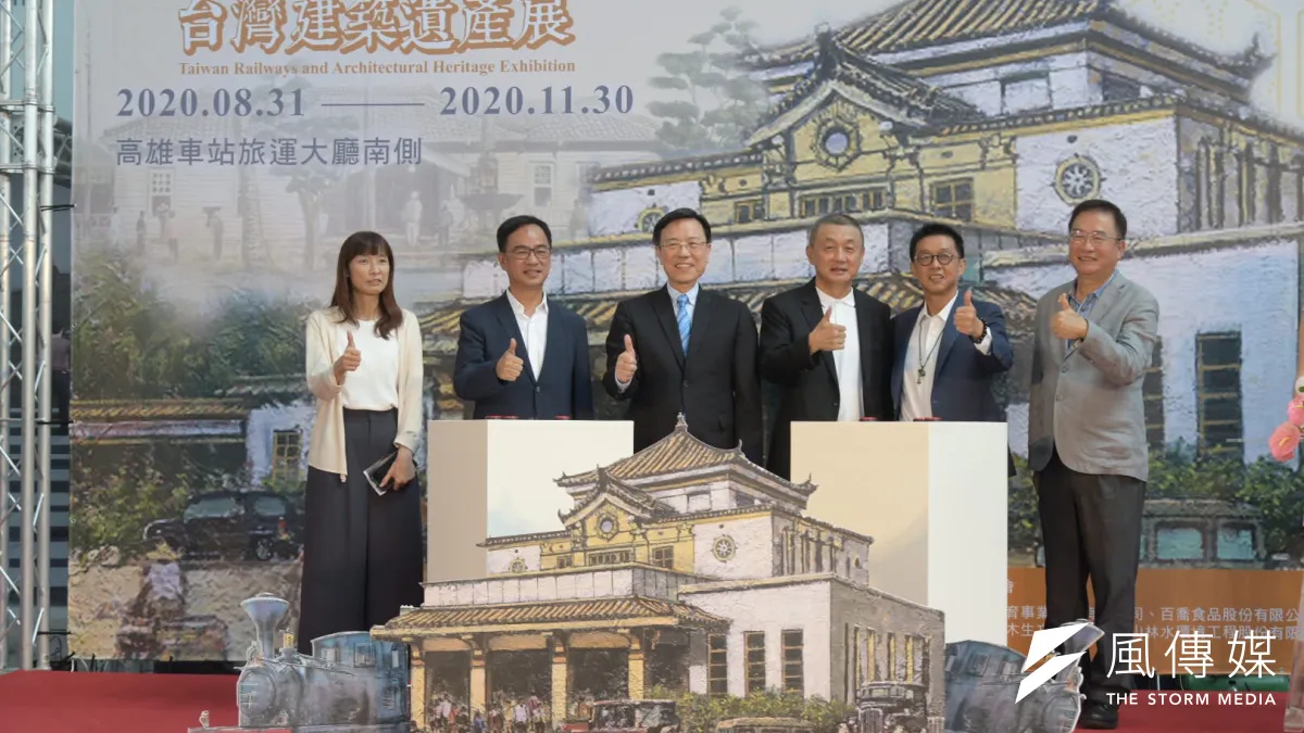 高雄百年紀念活動「畫說台鐵與台灣建築遺產展覽」,左起高雄市文化局副局長林尚瑛、立委李昆澤、局長張政源、董事長郭銓慶、立委許智傑、顧問蔡百祿。(圖/徐炳文攝)