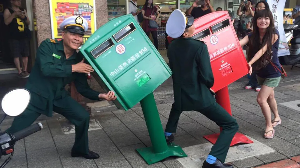 蘇迪勒過境,歪腰郵筒意外成另類新景點,連郵差都下海當模特兒與民眾拍照。(取自歪腰郵筒臉書)