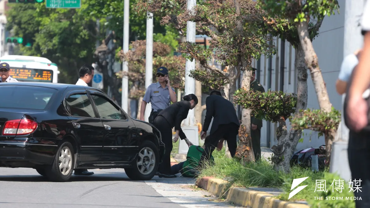 總統府12日以軍禮歡迎友邦巴拉圭總ˋ統卡提斯,不過軍禮開始前,在府旁貴陽街口卻發生外交部公務車撞倒機車騎士意外。(顏麟宇攝)