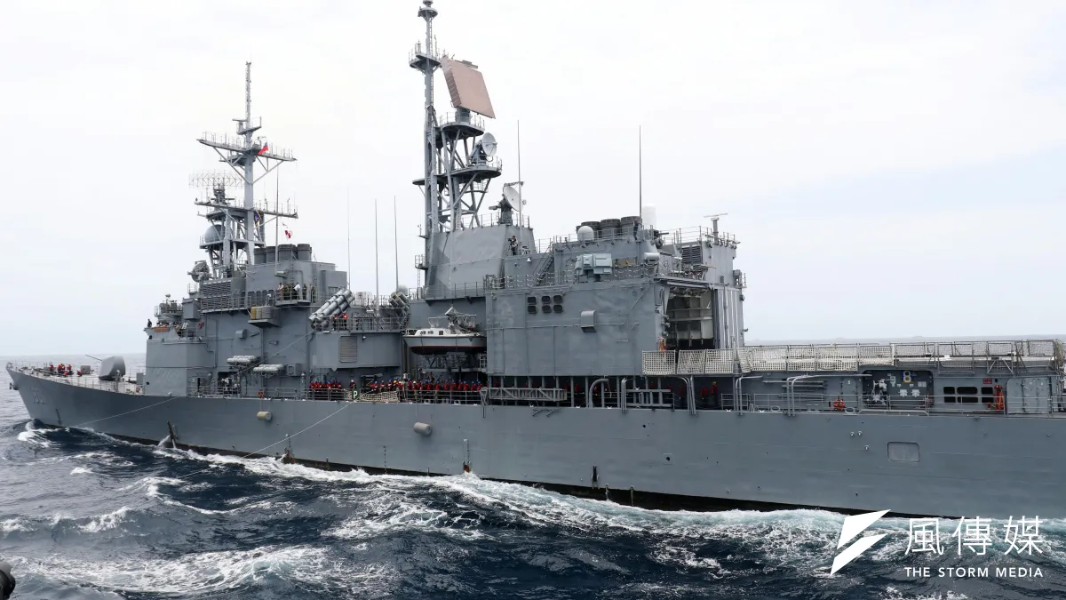 中共054A飛彈護衛艦「濱州號」日前在我東北方海域現蹤,我方派出基隆級飛彈驅逐艦監視。(資料照,蘇仲泓攝)