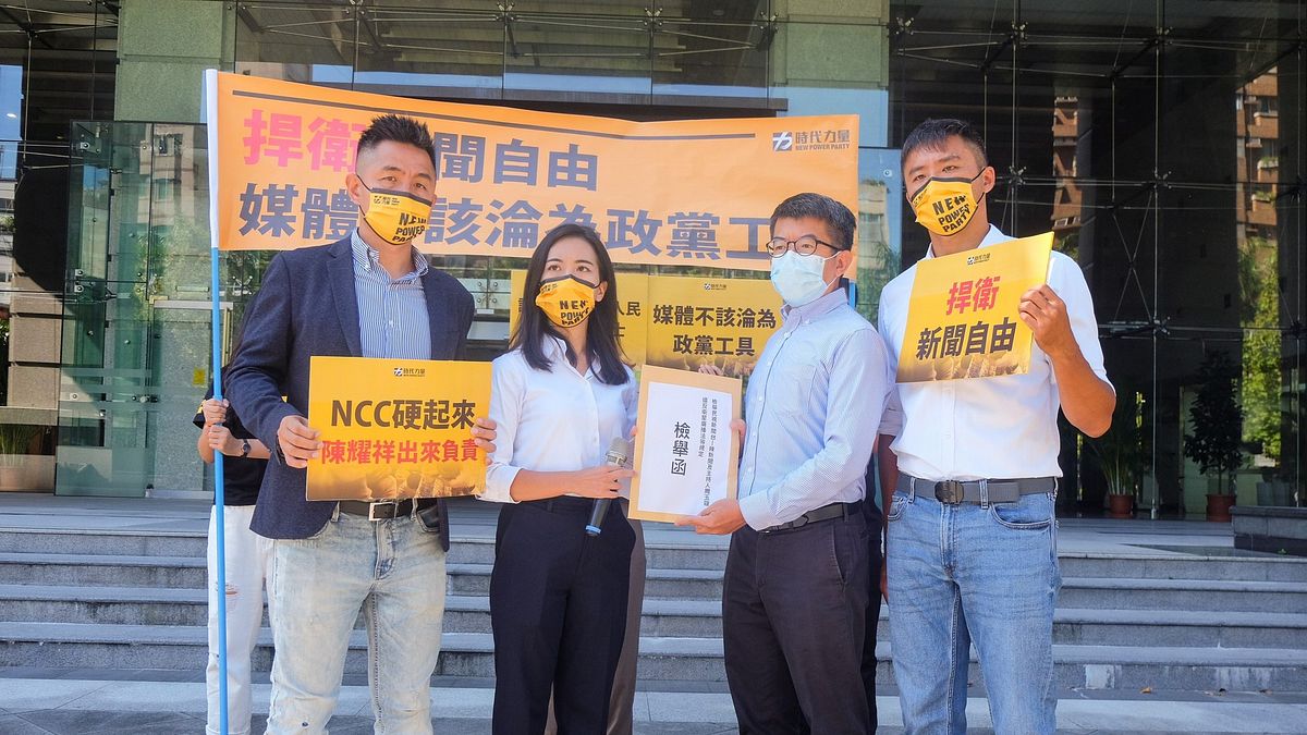 時代力量議員參選人於國家通訊傳播委員會(NCC)門口召開「捍衛新聞自由,媒體不該淪為政黨工具」記者會。(資料照,時代力量提供) 時代力量議員參選人於國家通訊傳播委員會(NCC)門口召開「捍衛新聞自由,媒體不該淪為政黨工具」記者會。(資料照,時代力量提供)