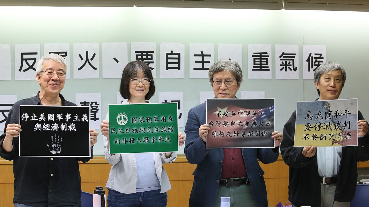 台灣反戰聲明工作小組成員政大教授郭力昕(左起)、中研院歐美所研究員盧倩儀、陽明交大教授傅大為及政大教授馮建三等人20日出席「和平、反軍火、要自主、重氣候」反戰聲明記者會。(柯承惠攝) 台灣反戰聲明工作小組成員政大教授郭力昕(左起)、中研院歐美所研究員盧倩儀、陽明交大教授傅大為及政大教授馮建三等人20日出席「和平、反軍火、要自主、重氣候」反戰聲明記者會。(柯承惠攝)