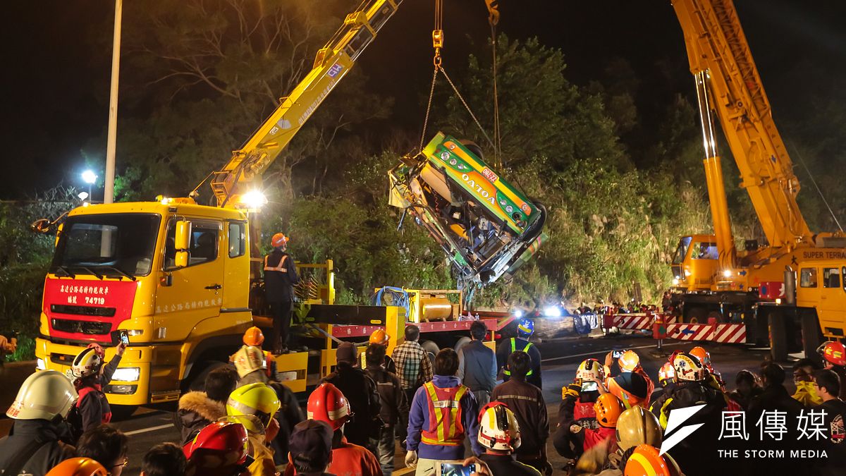 公路總局證實,明起廢止友力通運的營業執照,旗下130輛遊覽車的牌照也將加以吊銷。(資料照,顏麟宇攝) 公路總局證實,明起廢止友力通運的營業執照,旗下130輛遊覽車的牌照也將加以吊銷。(資料照,顏麟宇攝)