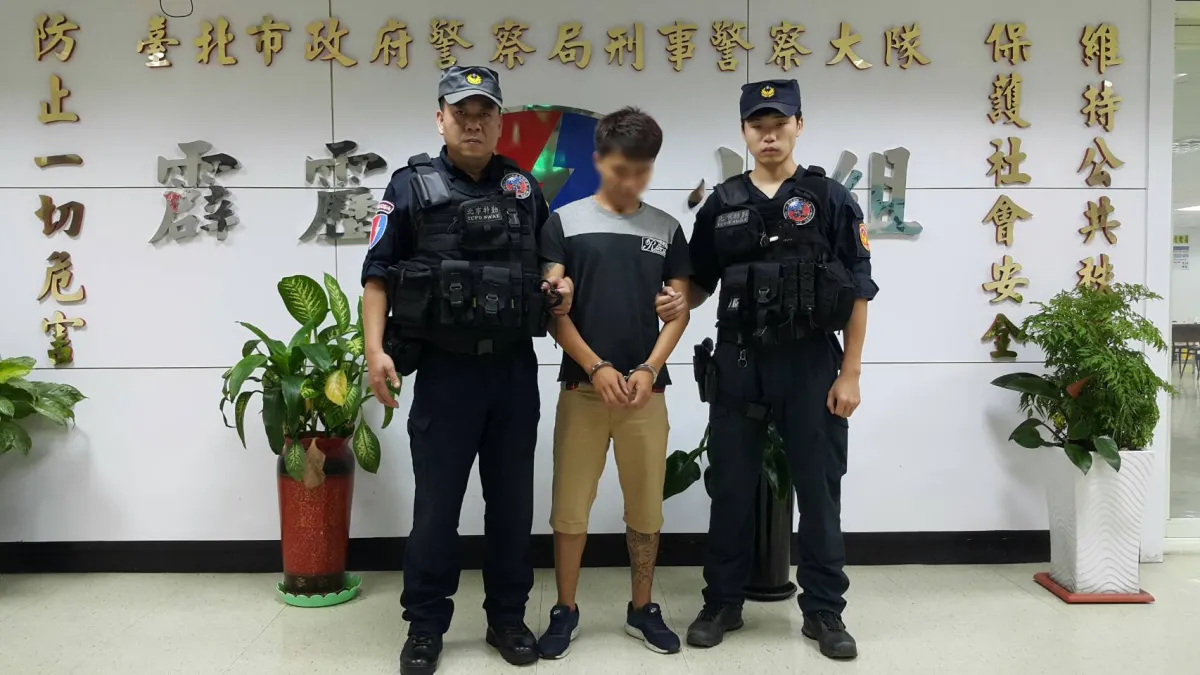 趙嫌(中)攜帶毒品遭警方查獲。(台北市警局刑大特勤中隊提供)
