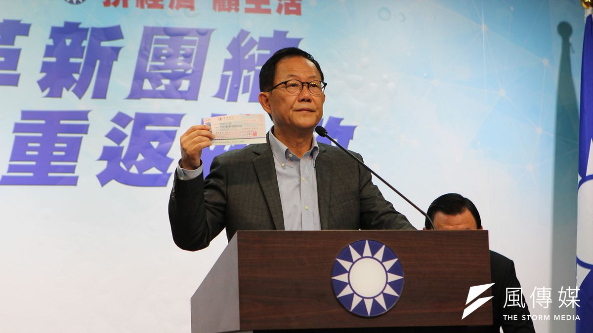 台北市長選舉中質疑選舉過程有瑕疵的國民黨台北市長候選人丁守中,日前提出行政驗票又撤回。丁28日上午再度宣布,將自掏腰包428萬元,提出司法驗票。(周怡孜攝) 台北市長選舉中質疑選舉過程有瑕疵的國民黨台北市長候選人丁守中,日前提出行政驗票又撤回。丁28日上午再度宣布,將自掏腰包428萬元,提出司法驗票。(周怡孜攝)