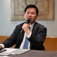 WHA開幕を前にジュネーブを訪問した台湾外交部長(外相)の林佳龍氏は、「世界保健機関(WHO)への参加が目標であるが、その実現に向けて取り組む過程においても、台湾の存在を世界にアピールすることができる。WHA期間中、多くの国の医療・公衆衛生の専門家がジュネーブに集結しており、台湾のために声を上げるいかなる機会も決して諦めない」と述べた。(写真/中央社・呉柏緯記者 ジュネーブにて115年5月18日撮影) WHA開幕を前にジュネーブを訪問した台湾外交部長(外相)の林佳龍氏は、「世界保健機関(WHO)への参加が目標であるが、その実現に向けて取り組む過程においても、台湾の存在を世界にアピールすることができる。WHA期間中、多くの国の医療・公衆衛生の専門家がジュネーブに集結しており、台湾のために声を上げるいかなる機会も決して諦めない」と述べた。(写真/中央社・呉柏緯記者 ジュネーブにて115年5月18日撮影)
