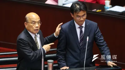 針對重啟自由經濟示範區議題,農委會主委陳吉仲(右)8日表示若以前總統馬英九時代為例,「對農業部門是傷害的」。(資料照,顏麟宇攝)