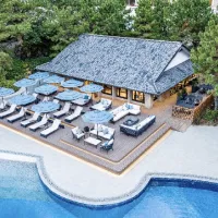 ヒルトン東京ベイが屋外プールを「ガーデンプールレストラン」として刷新し、6月27日よりナイトプールや手ぶらBBQなど多彩な夏限定プランの提供を開始する。(写真/ヒルトン東京ベイ PR事務局提供) ヒルトン東京ベイが屋外プールを「ガーデンプールレストラン」として刷新し、6月27日よりナイトプールや手ぶらBBQなど多彩な夏限定プランの提供を開始する。(写真/ヒルトン東京ベイ PR事務局提供)
