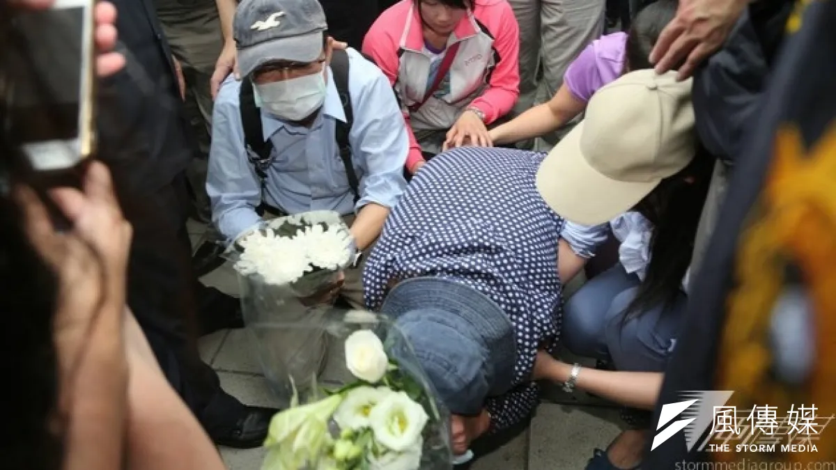 北捷事件兇嫌父母出面跪歉後,社會仍不願原諒他們,憤怒的情緒在網路蔓延成殘忍。(余志偉攝)