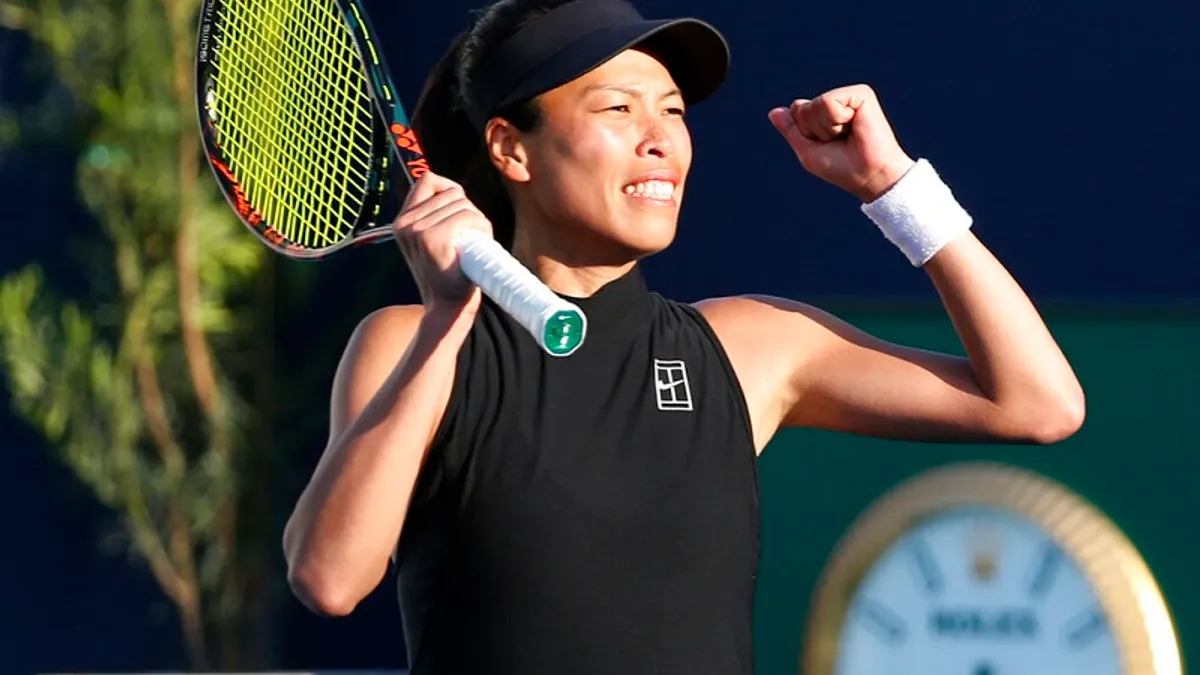 謝淑薇在邁阿密網賽拍落前球后丹麥甜心,晉級女單8強。(美聯社)