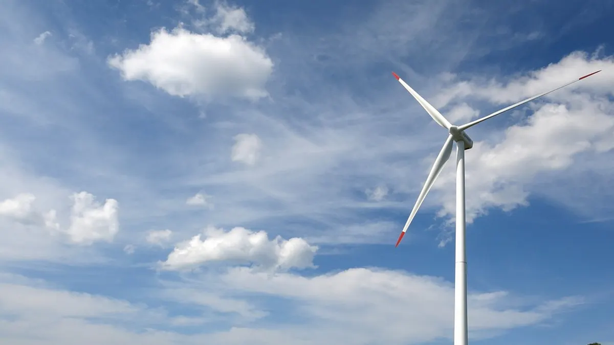 有時政府必須扮演莊家的角色,進場降低業者的投資風險,否則不會相信你是玩真的。(圖/b1-foto@pixabay)