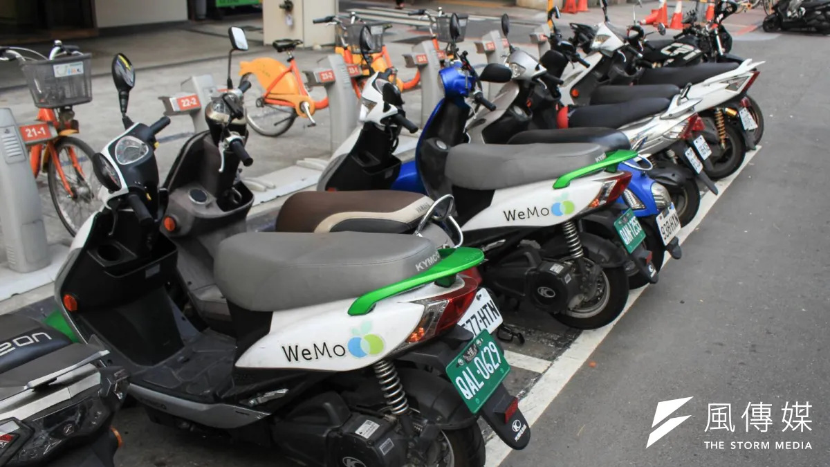 台北市共享汽機車數量持續上升,但台北市議員林亮君對此質疑,整體周轉率不高,且有擠壓到私人機車停車空間的疑慮。(資料照,方炳超攝)