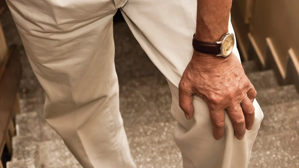 台灣許多人隨著年齡增長,膝蓋退化帶來的疼痛與僵硬早已成為日常困擾。(圖/擷取自MyROCHealth網站) 台灣許多人隨著年齡增長,膝蓋退化帶來的疼痛與僵硬早已成為日常困擾。(圖/擷取自MyROCHealth網站)