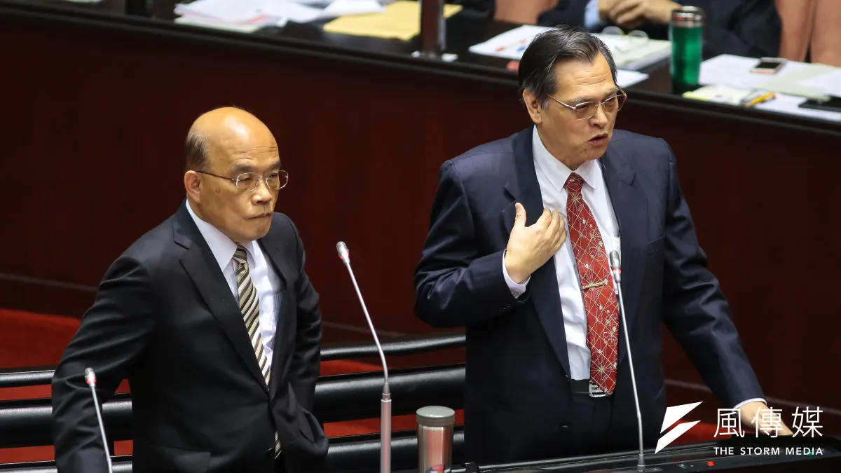 陸委會主委陳明通(右)5日於立院備詢,答覆立委何謂「中國兵臨城下」之說。(顏麟宇攝)