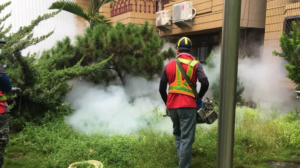 台中市又新增登革熱確診病例,環保單位加強周邊地區噴藥及患者防疫作業。(圖/臺中市政府提供)
