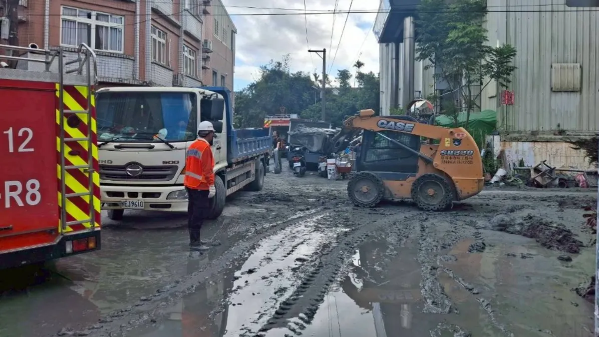 台南市府即啟動跨局處支援行動,協助清理環境,更帶來民生物資與行動沐浴車,盼能協助災區民眾早日重建家園。(圖/台南市府提供) 台南市府即啟動跨局處支援行動,協助清理環境,更帶來民生物資與行動沐浴車,盼能協助災區民眾早日重建家園。(圖/台南市府提供)