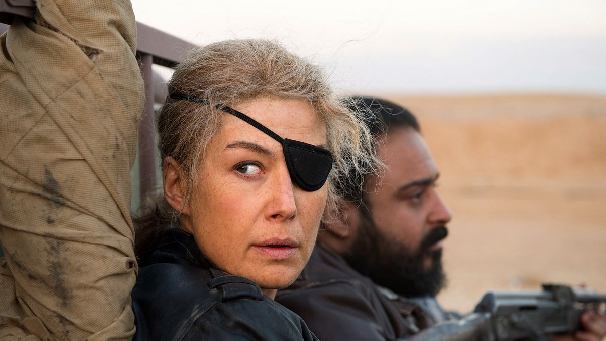 瑪麗·科爾文被譽為這世代最偉大的戰地女記者,海盜獨眼罩是她的招牌特色。她總是用充滿人性的視角書寫戰爭,為世人報導真相。然而,不斷的深入戰地,卻對她造成了無法挽回的傷害……(圖/采昌國際多媒體提供) 瑪麗·科爾文被譽為這世代最偉大的戰地女記者,海盜獨眼罩是她的招牌特色。她總是用充滿人性的視角書寫戰爭,為世人報導真相。然而,不斷的深入戰地,卻對她造成了無法挽回的傷害……(圖/采昌國際多媒體提供)