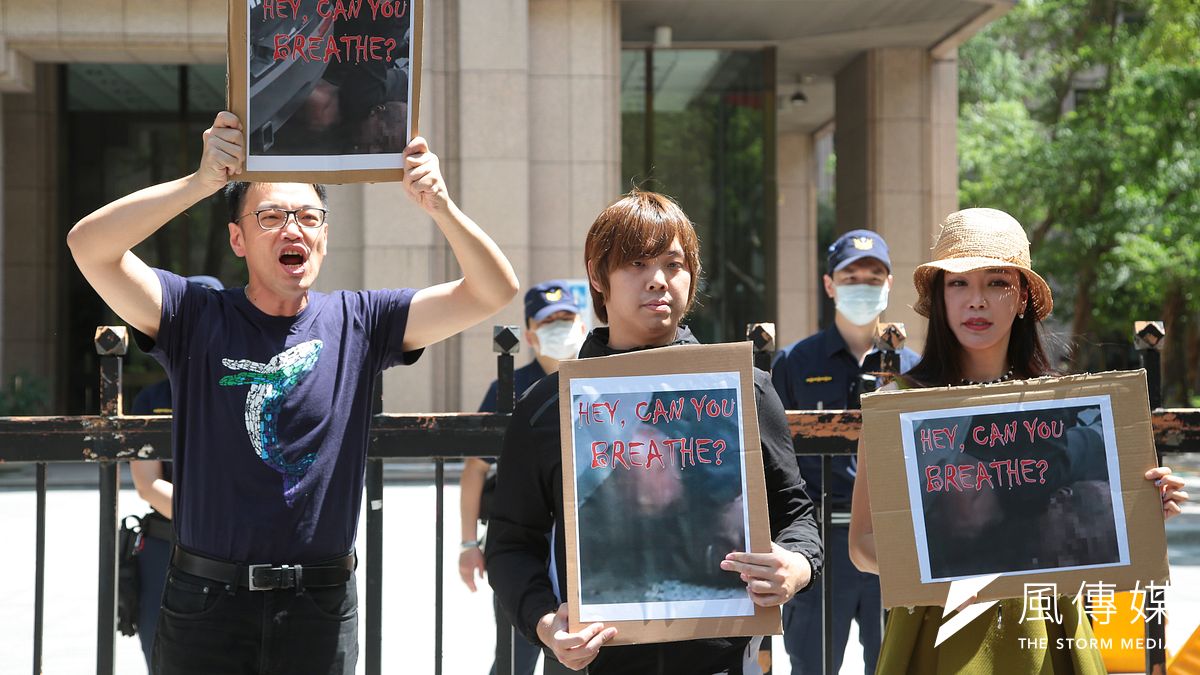 媒體人毛嘉慶(左起)、直播主寒國人、高鈞鈞5日召開「中選會整吹哨者!嘿,你還能呼吸嗎?」記者會。(顏麟宇攝) 媒體人毛嘉慶(左起)、直播主寒國人、高鈞鈞5日召開「中選會整吹哨者!嘿,你還能呼吸嗎?」記者會。(顏麟宇攝)