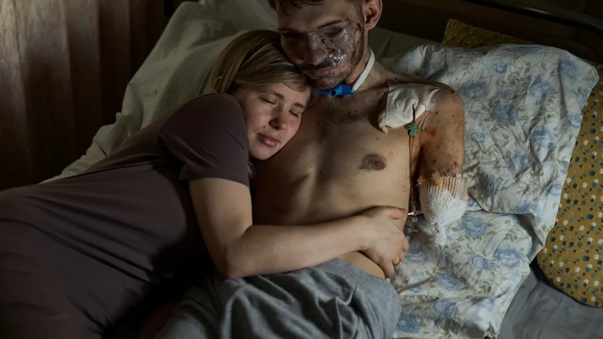 2023年7月10日,阿麗娜(左)在基輔的醫院擁抱她的丈夫安德烈。安德烈是烏克蘭陸軍第47旅的偵察官,他在札波羅結與俄軍的戰鬥中受到重傷。(美聯社) 2023年7月10日,阿麗娜(左)在基輔的醫院擁抱她的丈夫安德烈。安德烈是烏克蘭陸軍第47旅的偵察官,他在札波羅結與俄軍的戰鬥中受到重傷。(美聯社)