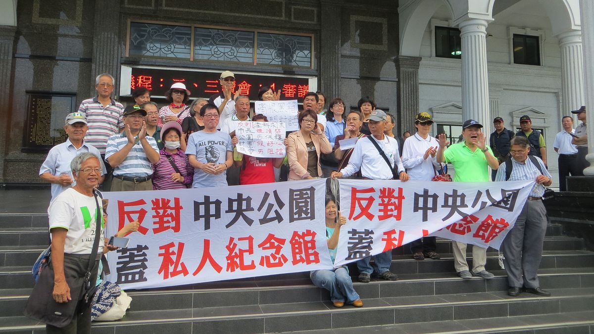 高雄市議員陳信瑜質詢完後,與護樹團體合影。(楊伯祿攝) 高雄市議員陳信瑜質詢完後,與護樹團體合影。(楊伯祿攝)