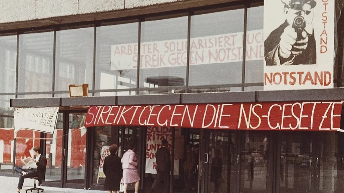 1968年5月學生抗議,地點在柏林工業大學建築設計系館,抗議德國戒嚴令實施。(Holger.Ellgaard 維基百科)