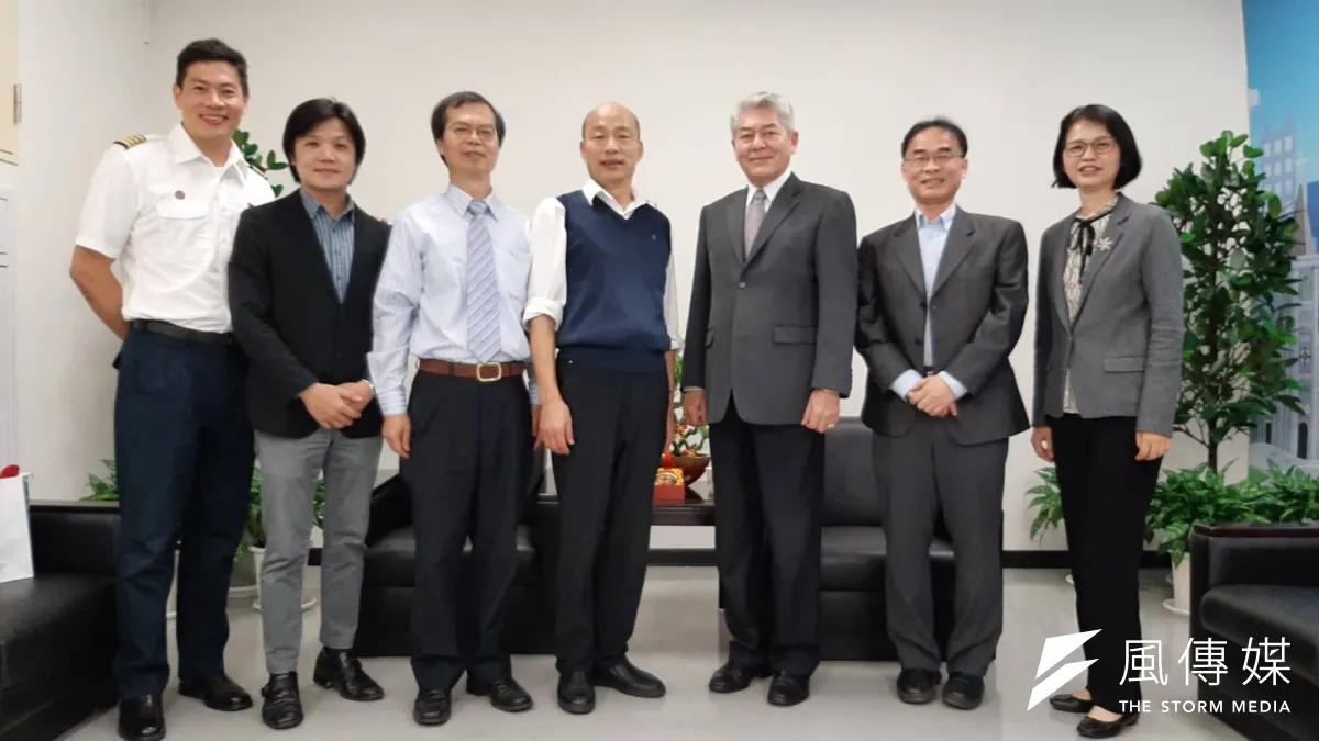 高雄市長韓國瑜(左4) 歡迎空勤總隊一行人到訪。(圖/徐炳文攝)