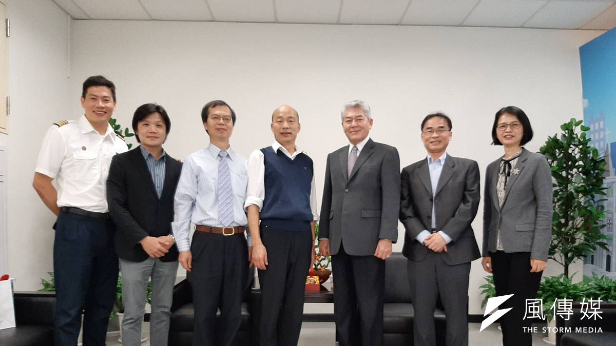 高雄市長韓國瑜(左4) 歡迎空勤總隊一行人到訪。(圖/徐炳文攝) 高雄市長韓國瑜(左4) 歡迎空勤總隊一行人到訪。(圖/徐炳文攝)