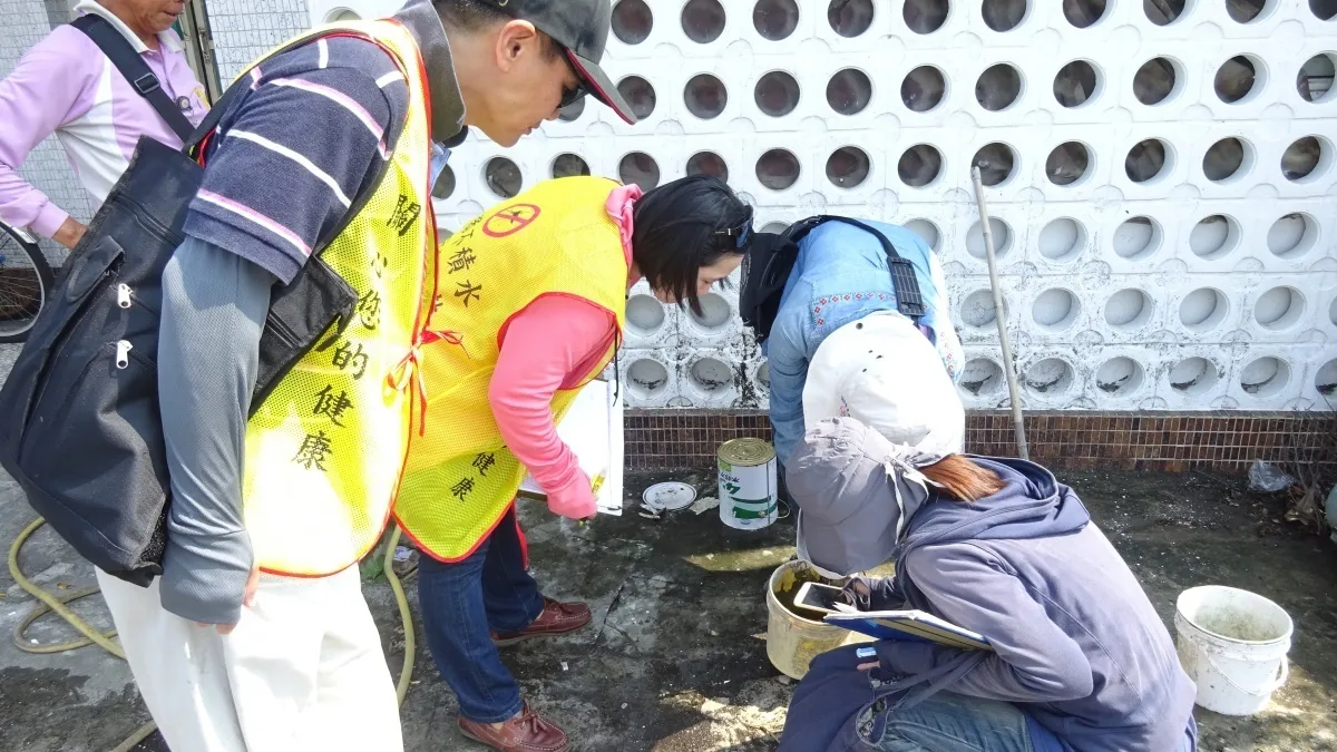 南區喜南里查獲一陽性積水容器 稽查隊現場立即開罰