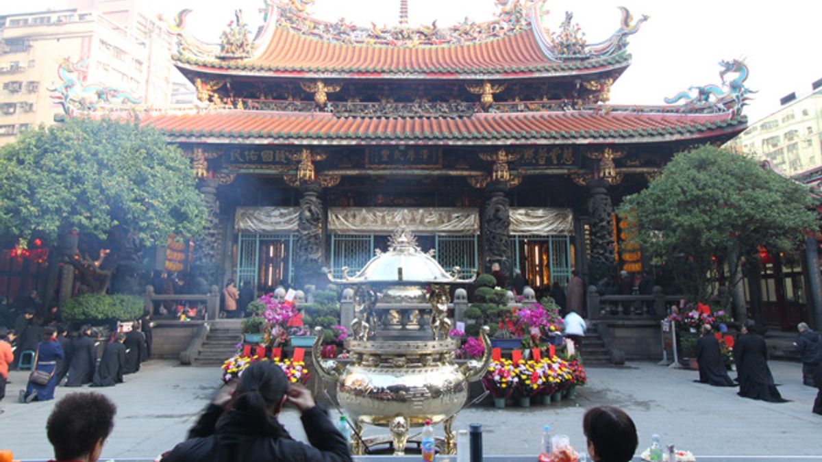 近日一則網路不實謠言流傳龍山寺街友月領1萬8000元,對此,台北市社會局鄭重澄清,這則訊息為子虛烏有。(取自艋舺龍山寺網站) 近日一則網路不實謠言流傳龍山寺街友月領1萬8000元,對此,台北市社會局鄭重澄清,這則訊息為子虛烏有。(取自艋舺龍山寺網站)