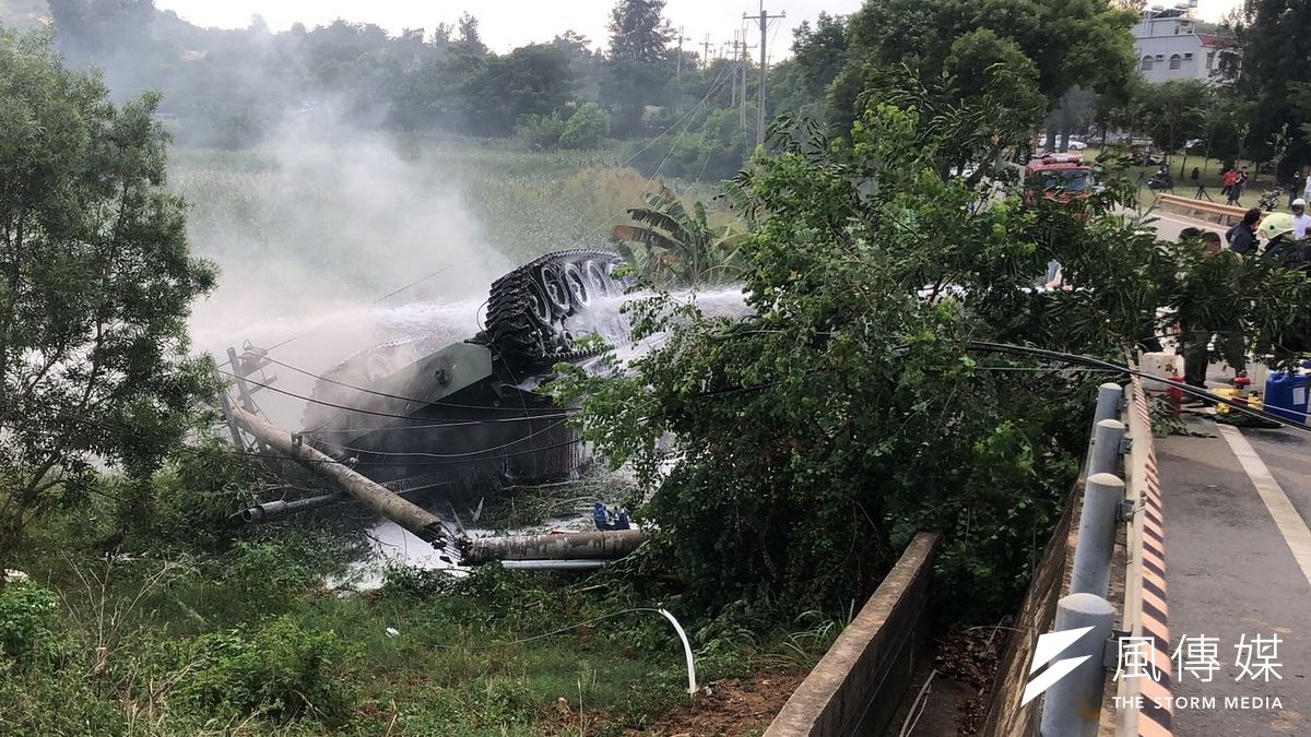 M41A3戰車翻覆現場起火狂燒,冒出濃濃白煙場面相當駭人。(圖/楊經緯攝) M41A3戰車翻覆現場起火狂燒,冒出濃濃白煙場面相當駭人。(圖/楊經緯攝)