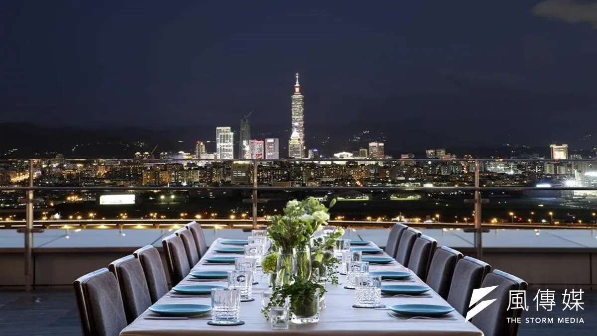 高空酒吧真的是非常適合約會的地方!坐在頂樓露天酒吧小酌,伴著微風共賞城市夜景,光想都浪漫!(圖/HotelsCombined提供) 高空酒吧真的是非常適合約會的地方!坐在頂樓露天酒吧小酌,伴著微風共賞城市夜景,光想都浪漫!(圖/HotelsCombined提供)
