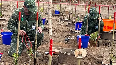 世界地球日,澎湖縣府與軍方,慈心基金會,和泰攜手為澎湖造林。(圖/陳又嘉攝)