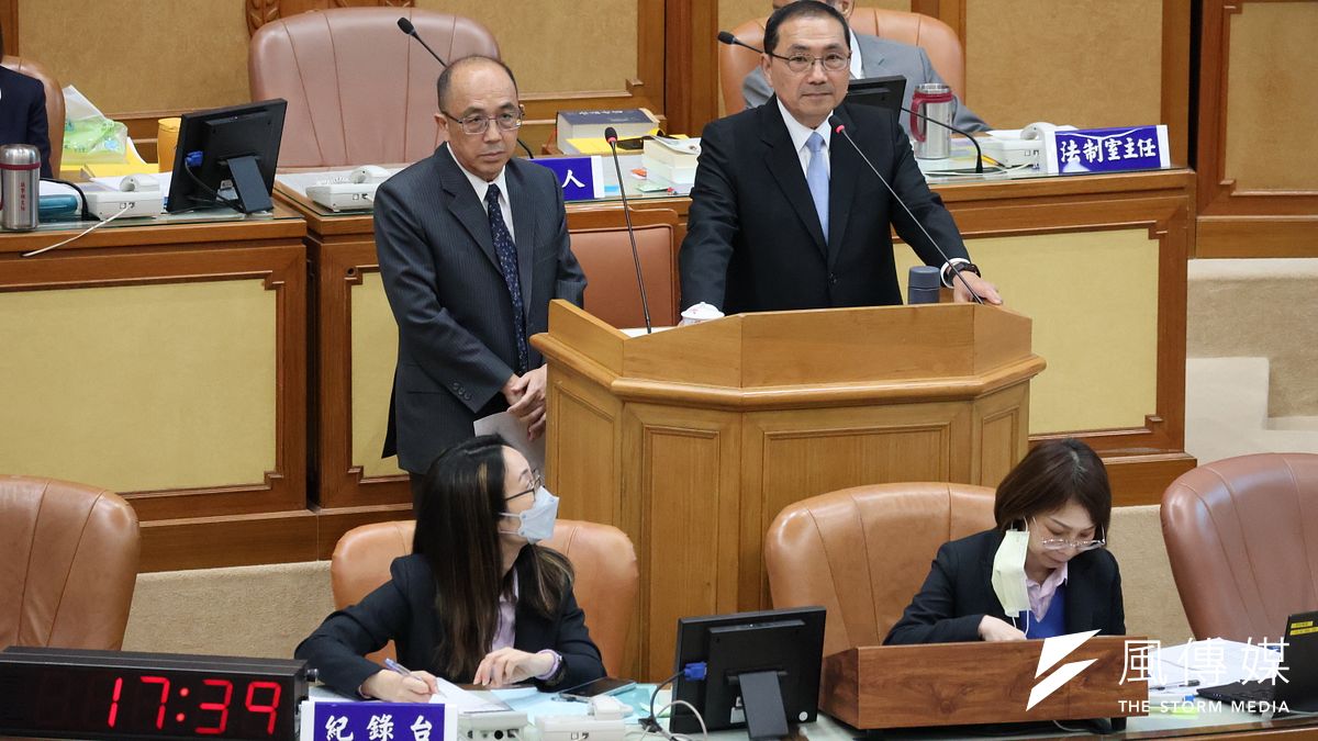 新北市長侯友宜說明,大窠坑溪第二期工程進度預計今年底完工,經費全額由市府負擔。(圖/李梅瑛攝) 新北市長侯友宜說明,大窠坑溪第二期工程進度預計今年底完工,經費全額由市府負擔。(圖/李梅瑛攝)