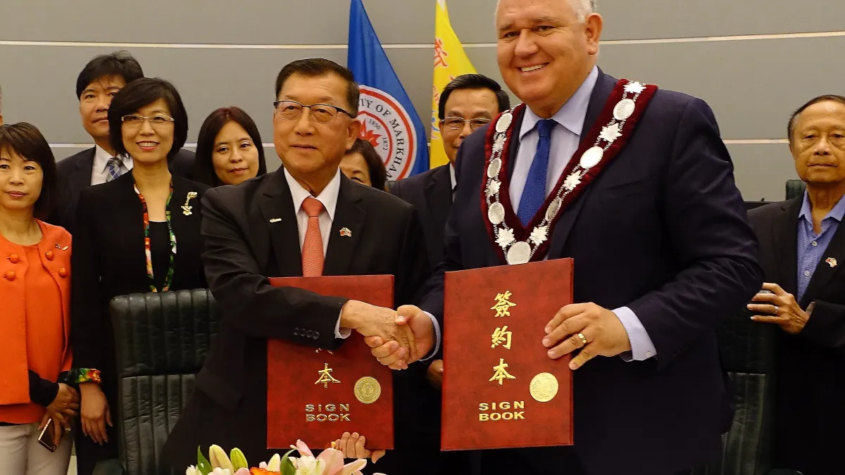 新竹縣長邱鏡淳與萬錦市長薛家平簽署雙邊經貿合作備忘錄,建立兩市友好關係及高科技產業合作。(圖/新竹縣政府提供)