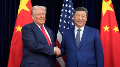 2025年10月30日。美國總統川普(Donald Trump,左)和中國國家主席習近平在韓國釜山金海國際機場會晤前握手合照。(AP)
