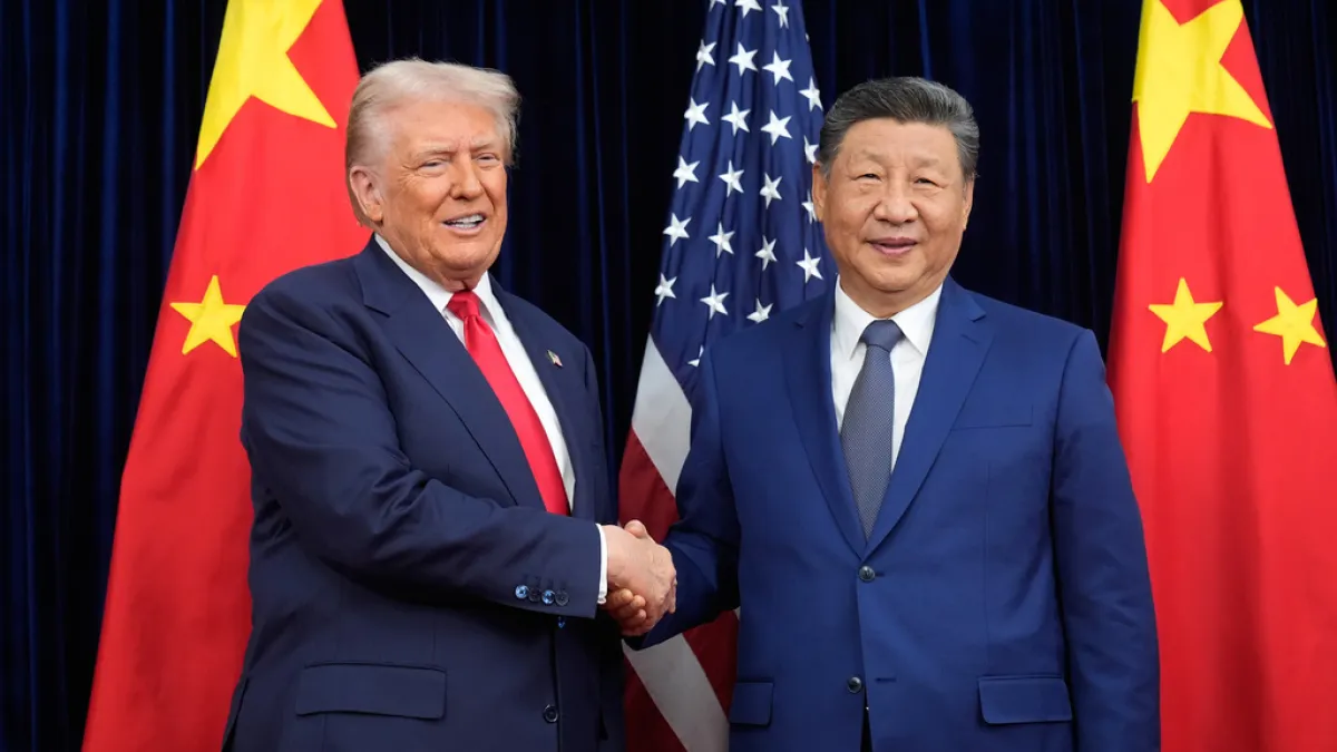 2025年10月30日。美國總統川普(Donald Trump,左)和中國國家主席習近平在韓國釜山金海國際機場會晤前握手合照。(AP)