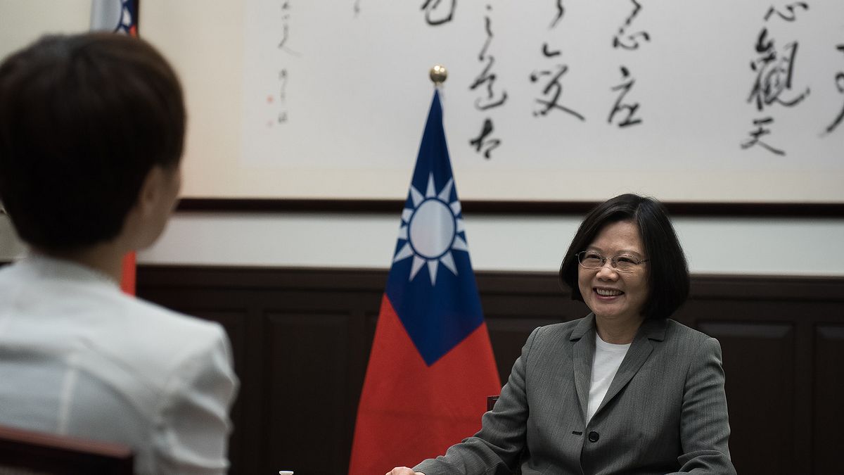 作者認為,總統蔡英文的兩岸思維從過去到現在一直有濃厚的「一廂情願」成分存在,這種戰略思考,未來恐將形成其兩岸與外交的致命傷,而台灣寶貴的機會與時間也將在這種「一廂情願」之中不斷流逝。(資料照,總統府提供) 作者認為,總統蔡英文的兩岸思維從過去到現在一直有濃厚的「一廂情願」成分存在,這種戰略思考,未來恐將形成其兩岸與外交的致命傷,而台灣寶貴的機會與時間也將在這種「一廂情願」之中不斷流逝。(資料照,總統府提供)