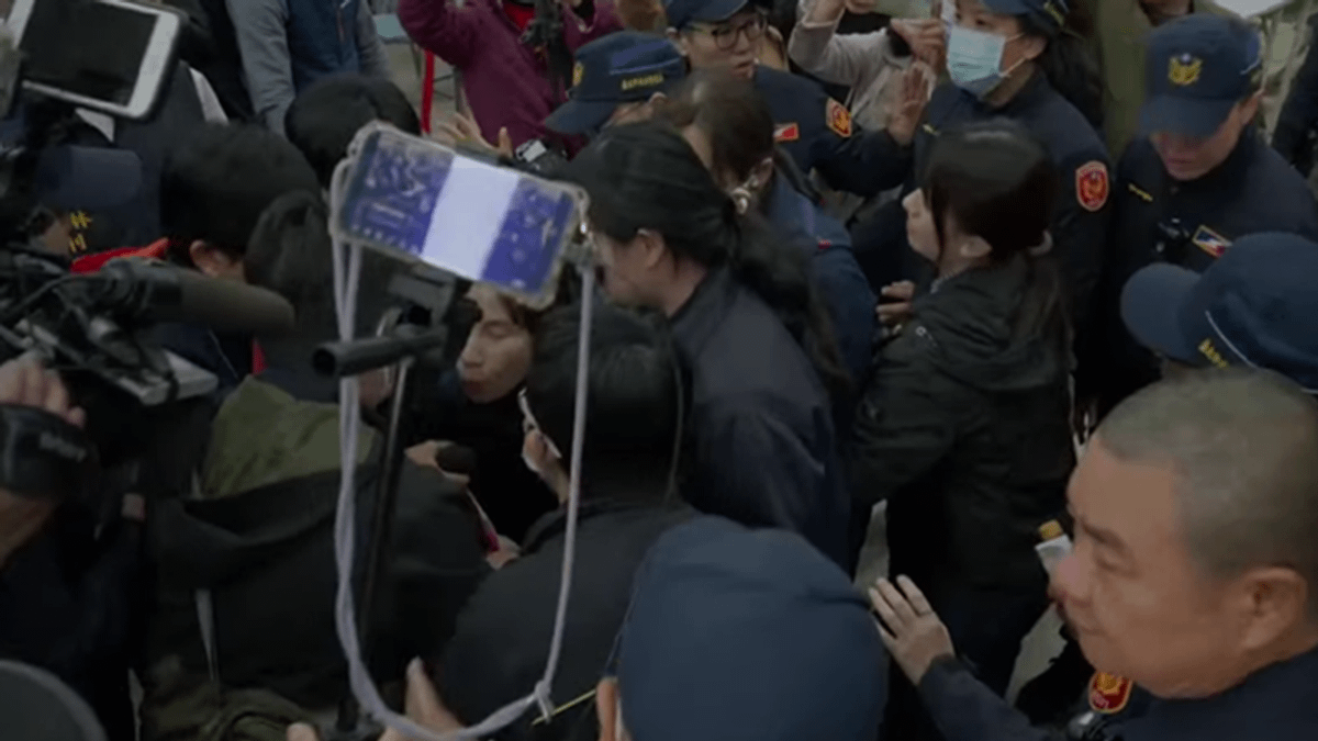 台北市政府舉辦社子島區段徵收公聽會爆發衝突。(社子島自救會視頻截圖) 台北市政府舉辦社子島區段徵收公聽會爆發衝突。(社子島自救會視頻截圖)