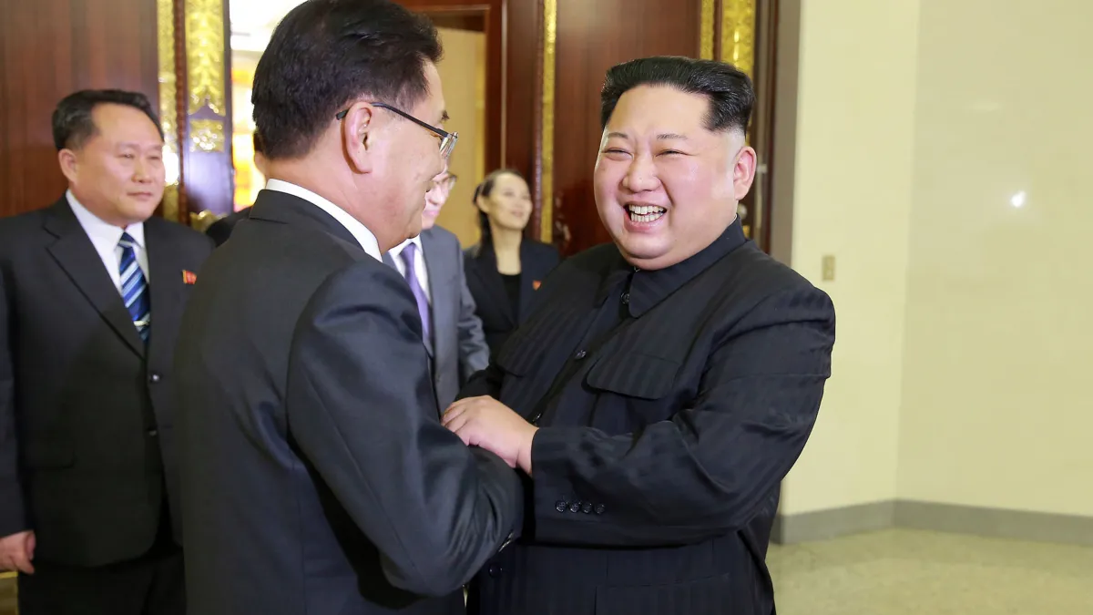 2018年3月6日,北韓最高領導人金正恩在平壤接見南韓總統文在寅特使鄭義溶率領的代表團(AP)