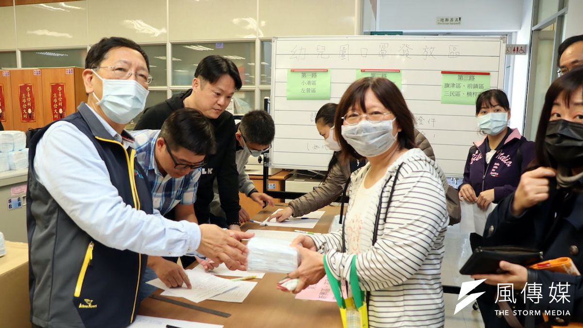 教育局長吳榕峯(左)配送兒童口罩,作為幼兒園的防疫備用物資。(圖/記者徐炳文攝) 教育局長吳榕峯(左)配送兒童口罩,作為幼兒園的防疫備用物資。(圖/記者徐炳文攝)