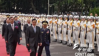 照片中馬總統身旁著警裝的,就是刁建生。(中評社)