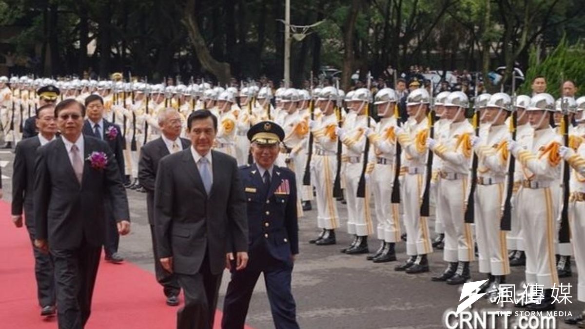 照片中馬總統身旁著警裝的,就是刁建生。(中評社) 照片中馬總統身旁著警裝的,就是刁建生。(中評社)
