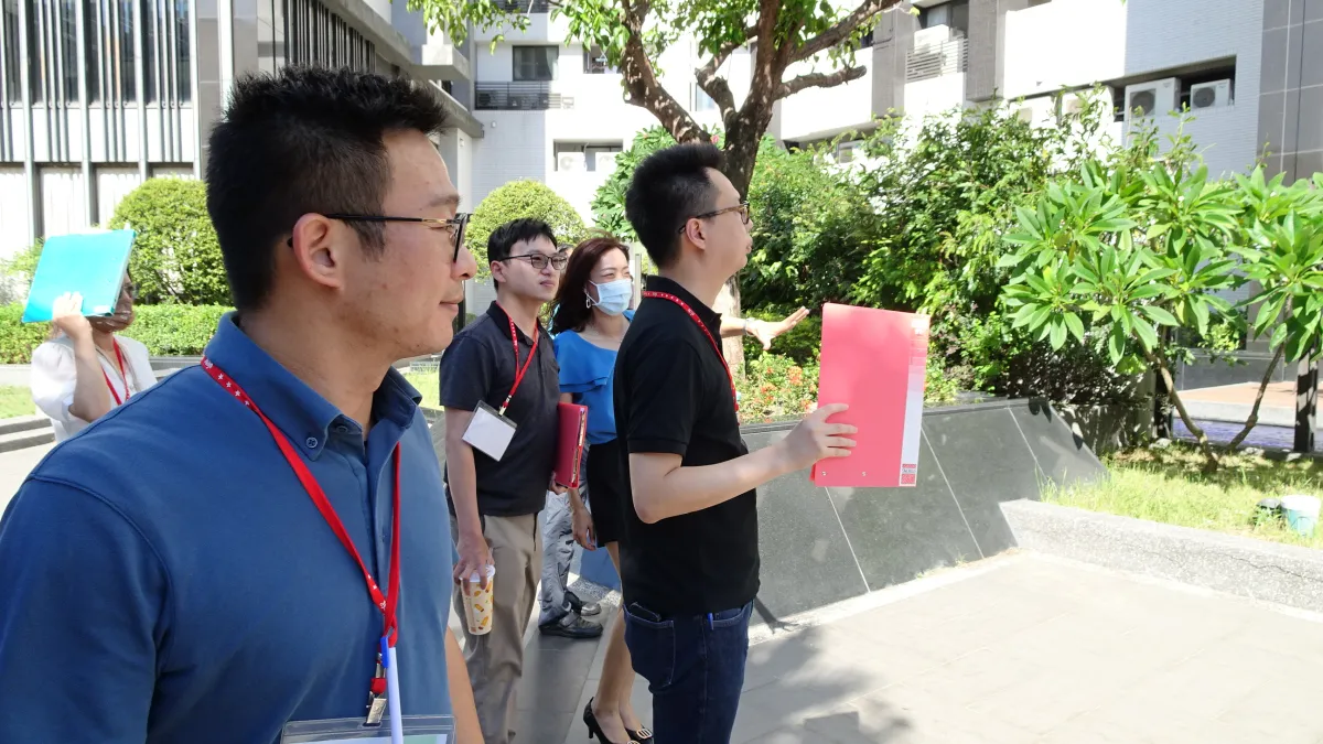 高市府工務局啟動今年度優良公寓大廈評選活動,評審委員會到大樓現場評鑑。(圖/高市工務局提供)